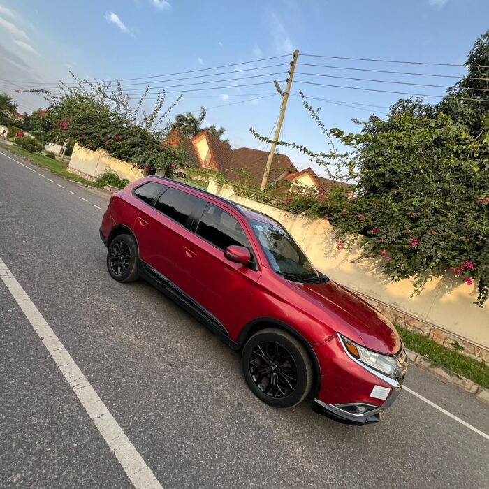 2018 Mitsubishi Outlander - Image 2